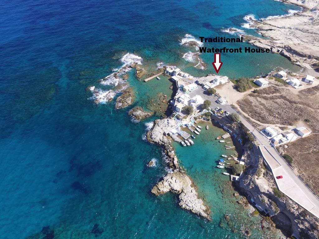 Traditional Waterfront House Mandrakia Camera foto